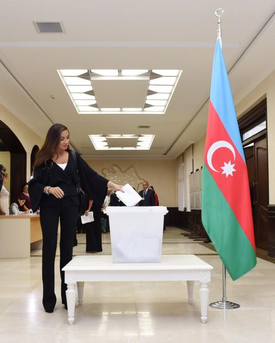 Ilham Aliyev, his spouse vote at constitutional referendum