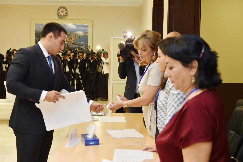 Ilham Aliyev, his spouse vote at constitutional referendum