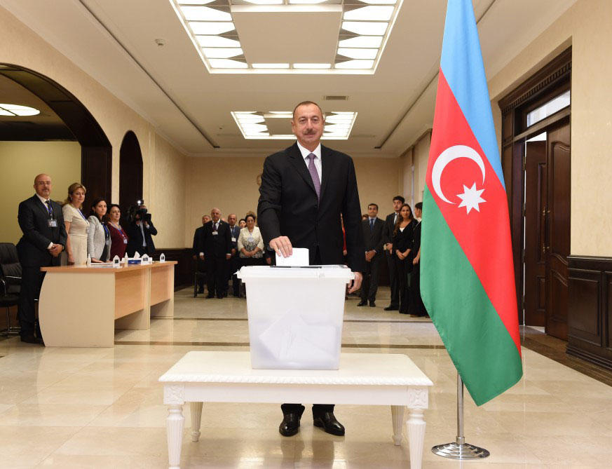 Azerbaycan Cumhurbaşkanı ve eşi Referandum’da oy kullandı
