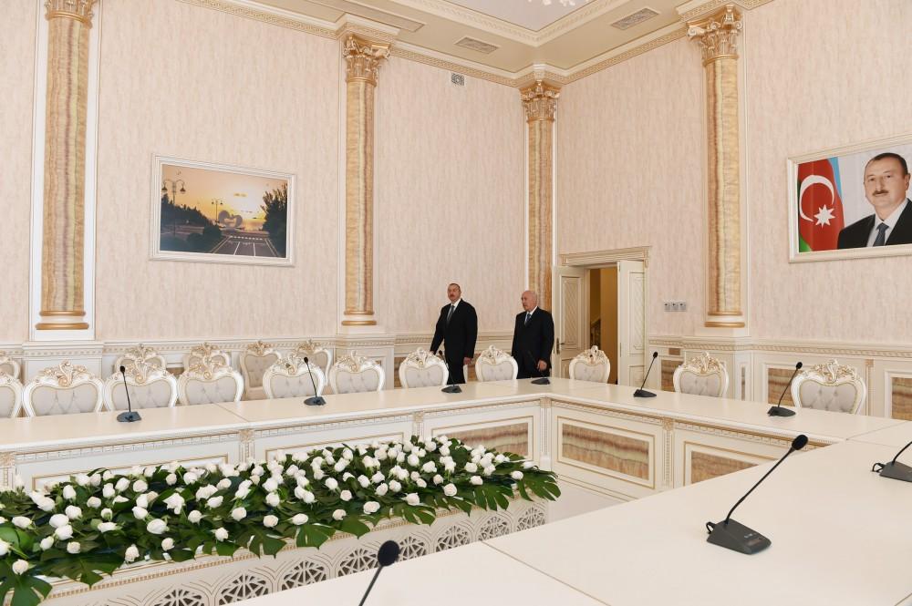 Prezident İlham Əliyev Sumqayıt Dövlət Dram Teatrının binasında yaradılan şəraitlə tanış olub (FOTO) (YENİLƏNİB)