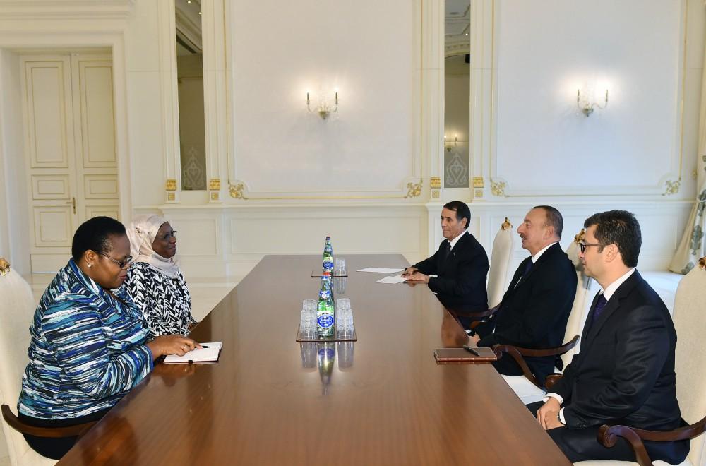 Президент Ильхам Алиев принял комиссара Африканского союза по политическим вопросам   (ФОТО) (версия 2)