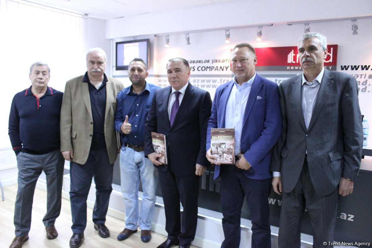 В Баку презентована книга "№11 Искендер Джавадов" с участием легендарных футболистов (ФОТО)