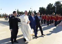 Pope Francis visits Alley of Martyrs in Baku (PHOTO)