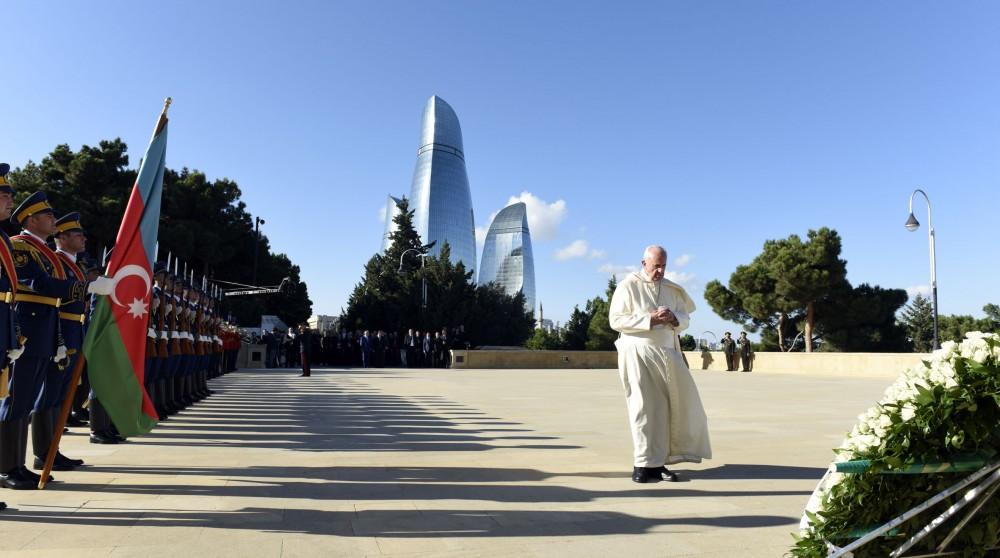 Pope Francis visits Alley of Martyrs in Baku (PHOTO)