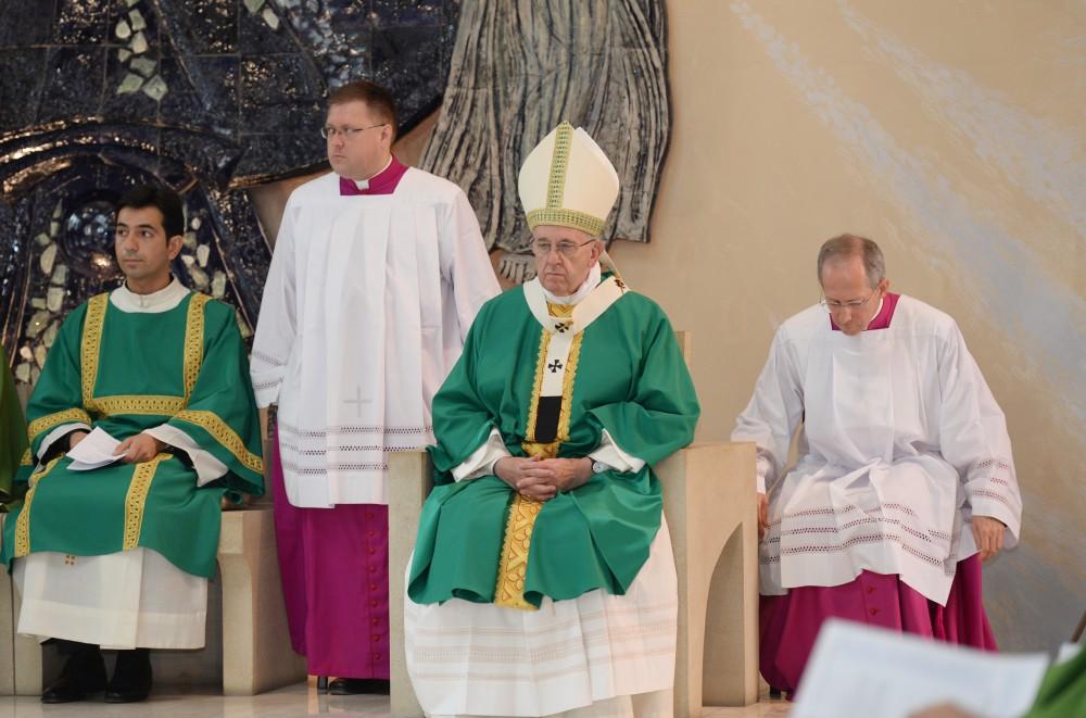 Pope Francis calls for peace during mass in Baku (PHOTOS)