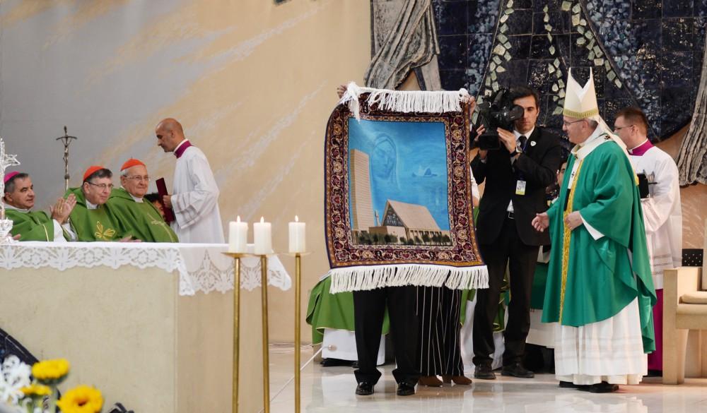 Pope Francis calls for peace during mass in Baku (PHOTOS)