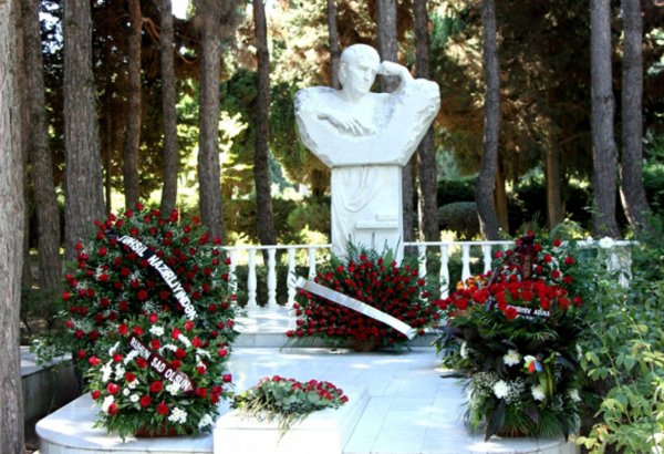 В Баку почтили память Ильяса Эфендиева (ФОТО)