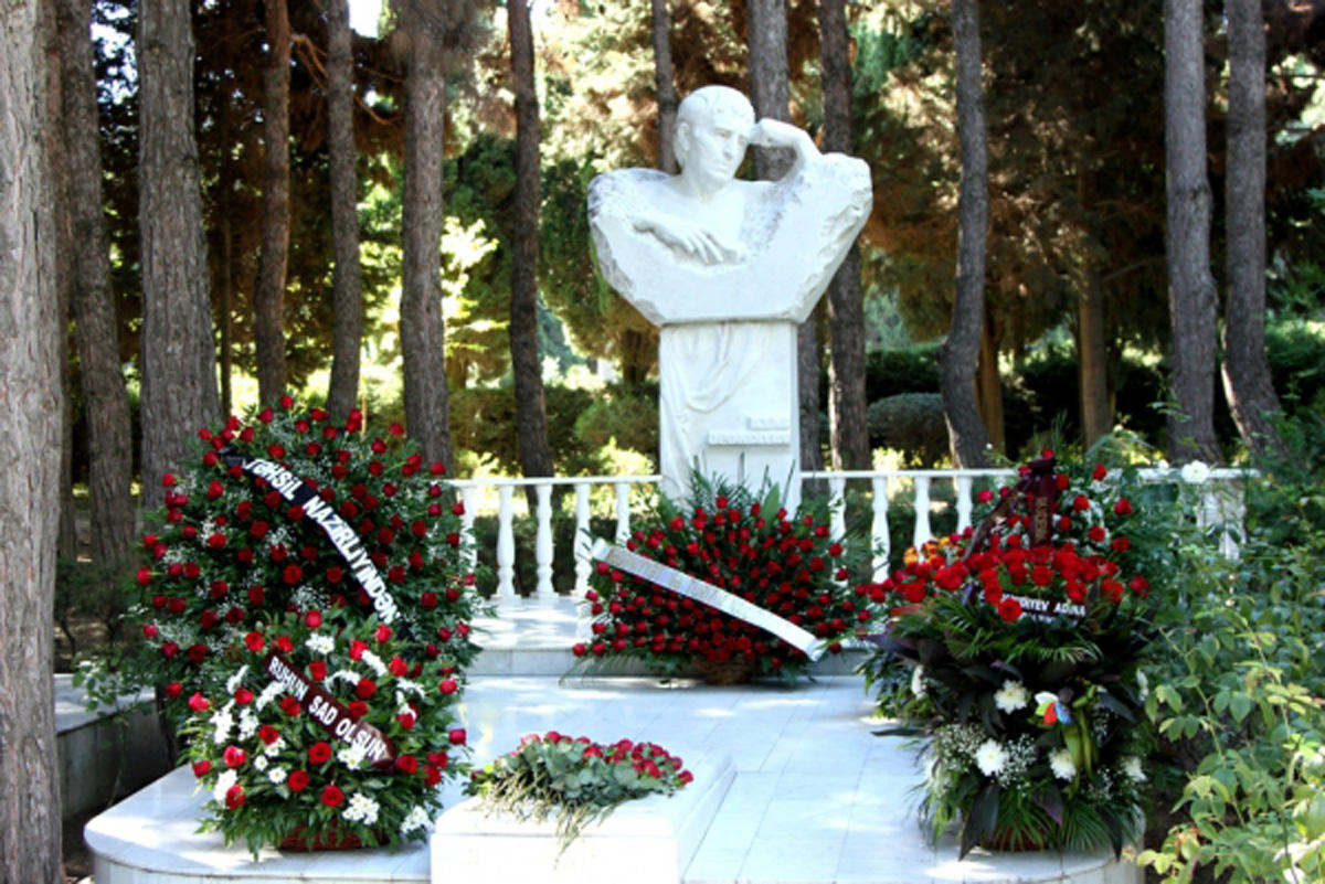 В Баку почтили память Ильяса Эфендиева (ФОТО)