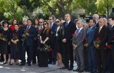 Ilham Aliyev, his wife unveil monument to famous singer (PHOTO)