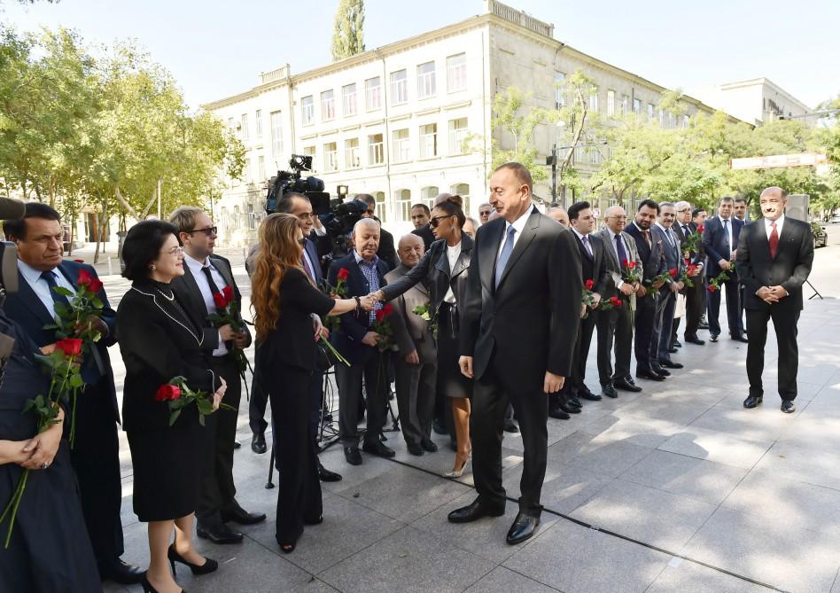 Ilham Aliyev, his wife unveil monument to famous singer (PHOTO)