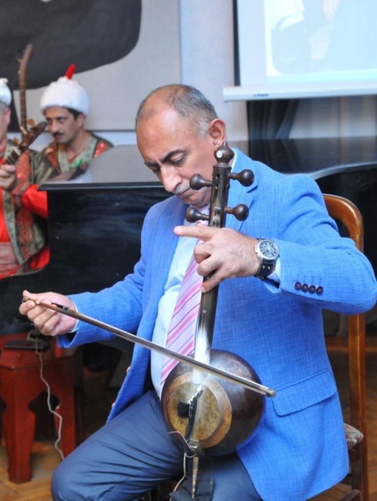 Виртуозное мастерство единственного исполнителя на чагане в Азербайджане (ФОТО) - Gallery Image