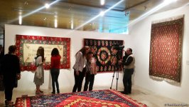 В Баку открылась экспозиция сербских национальных ковров (ФОТО)