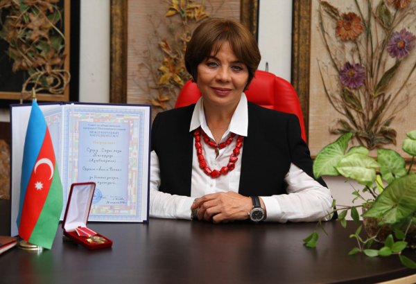 Сугра Багирзаде удостоена международного ордена "Долг и Честь" (ФОТО)