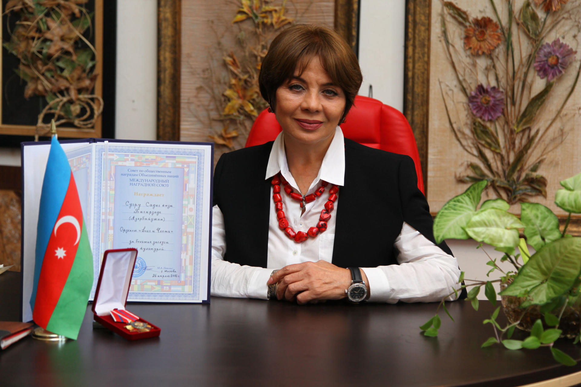 Сугра Багирзаде удостоена международного ордена "Долг и Честь" (ФОТО)
