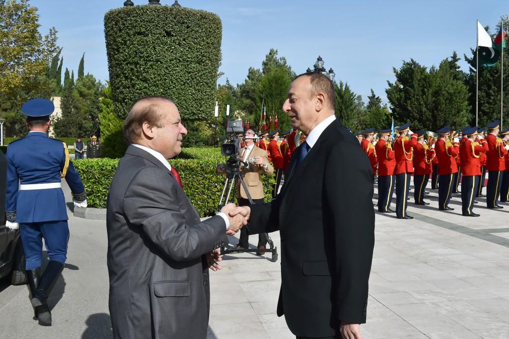 Official welcoming ceremony held for Pakistani PM in Baku