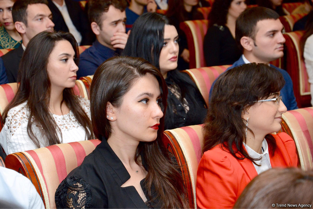 В Баку прошла конференция под названием "25 лет независимости: ровесники независимости" (ФОТО)
