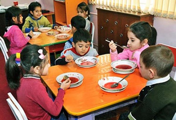 Азербайджанская семья со средним достатком не в состоянии платить за услуги частных детсадов