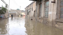 Bakıda su basmış evlərdən 70-dən çox insan təxliyə edildi (FOTO)