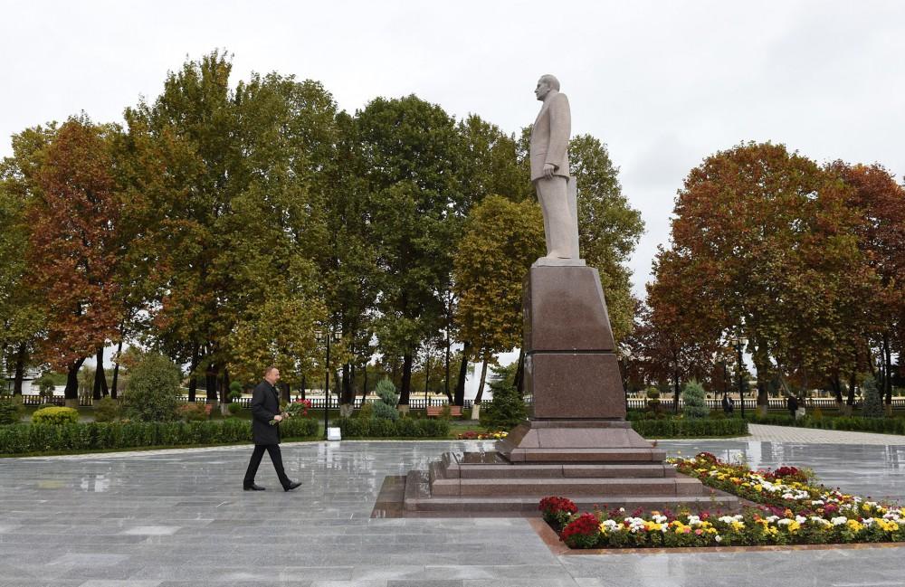 Ilham Aliyev lays flowers at statue of national leader