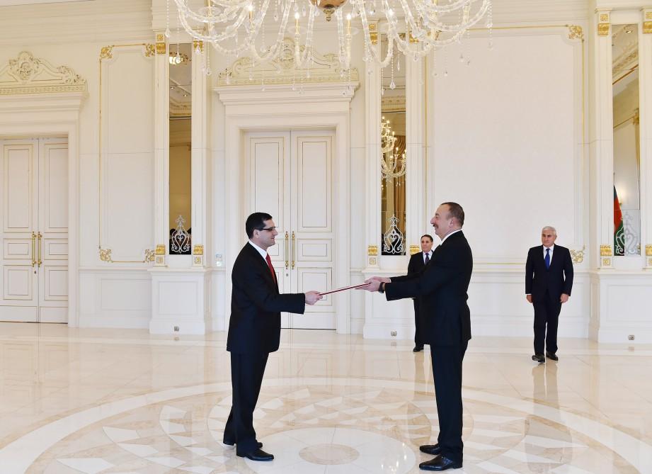 Президент Ильхам Алиев принял верительные грамоты посла Турции в Азербайджане
