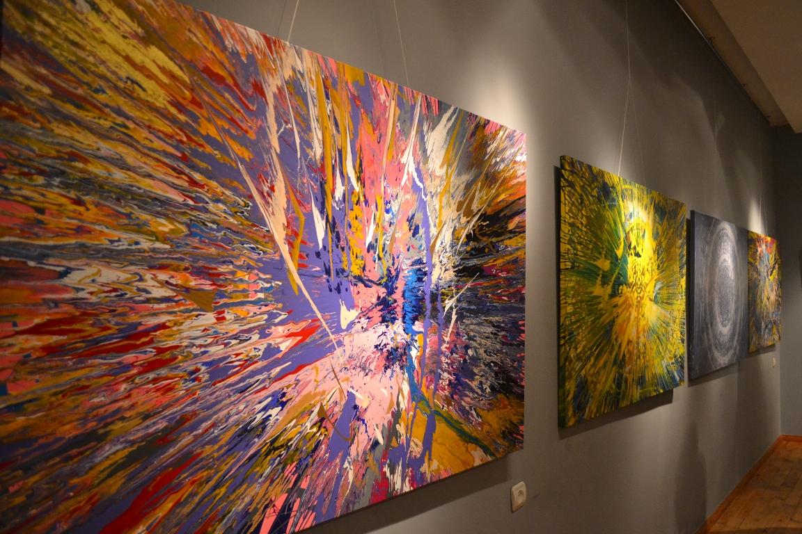 Много света и ярких красок: в Баку открылась выставка литовского художника Марюса Каволиса (ФОТО)