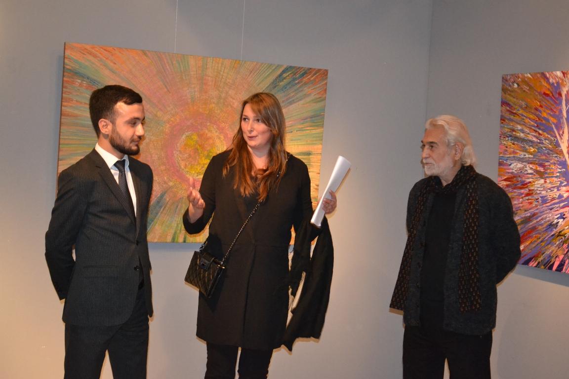 Много света и ярких красок: в Баку открылась выставка литовского художника Марюса Каволиса (ФОТО)