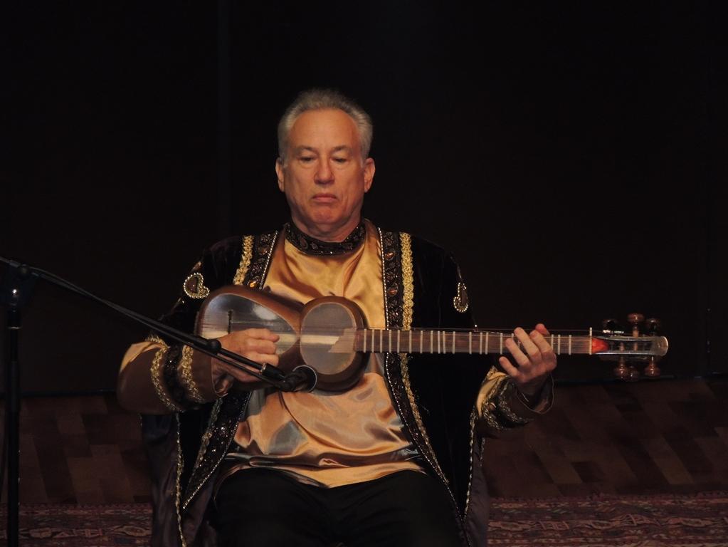 Американский музыкант на таре исполнил мугам в Баку (ФОТО)