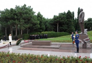 Croatian president visits Alley of Honors, Alley of Martyrs (PHOTO)