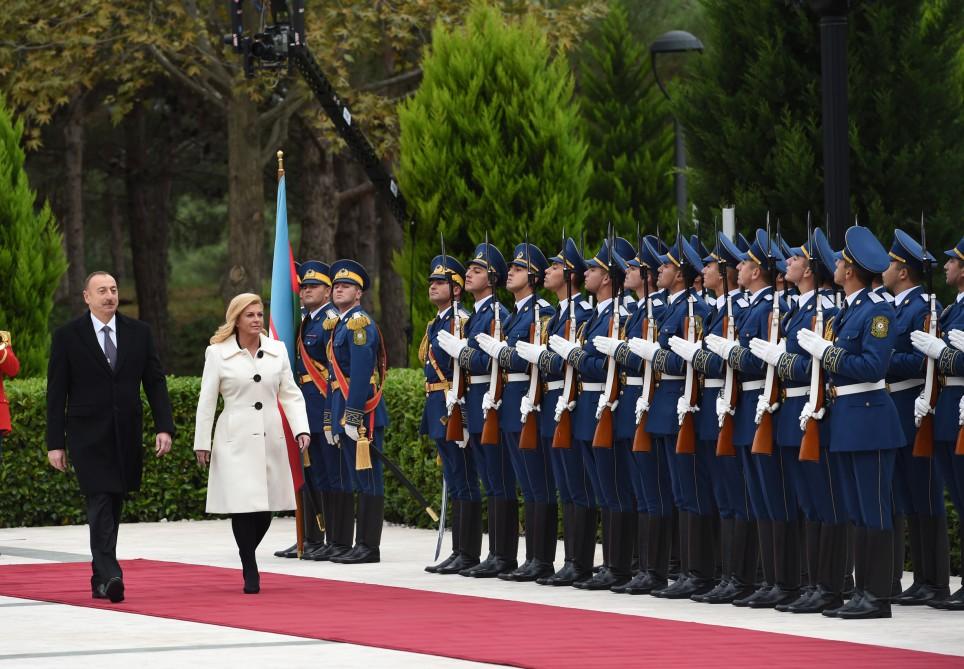 Hırvatistan Cumhurbaşkanı Bakü'de resmi törenle karşılandı