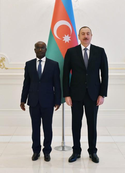 Ilham Aliyev receives credentials of incoming envoys (PHOTO)