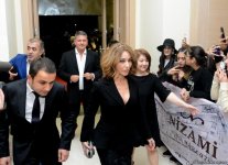 Турецкие звезды в Баку: Серенай Сарыкая и Зеррин Текиндор вызвали невиданный ажиотаж (ФОТО)