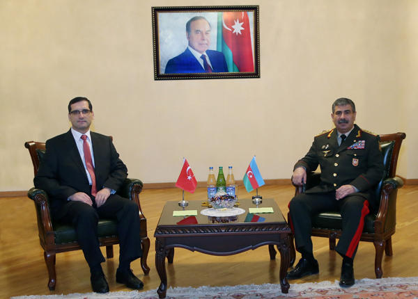 Türkiye Bakü Büyükelçisi Azerbaycan Savunma Bakanı ile bir araya geldi