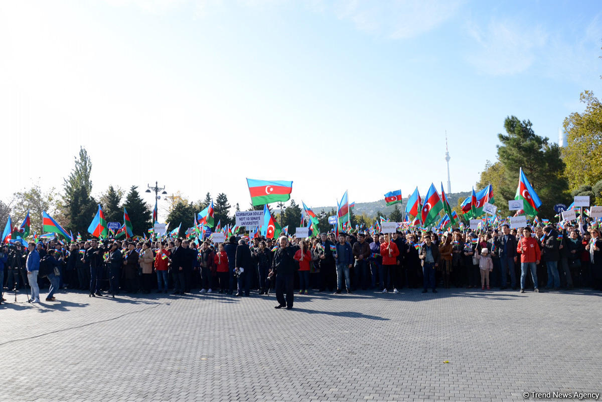 В Баку состоялось шествие, посвященное Дню Государственного флага   (ФОТО)