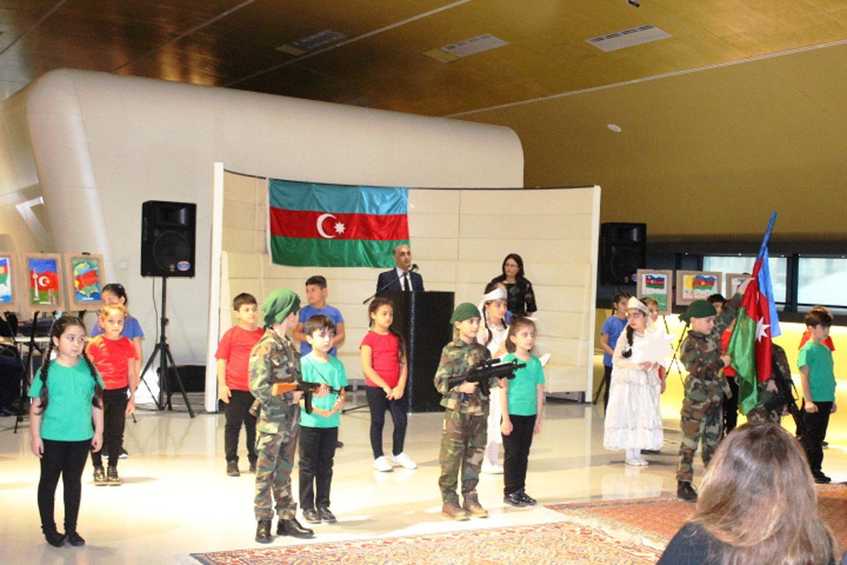 В Баку прошел праздничный вечер, посвященный Дню Государственного флага  (ФОТО)