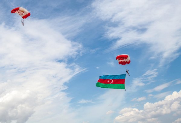 "Летающие над городом скайдайверы" совершили прыжок с флагом Азербайджана (ФОТО)
