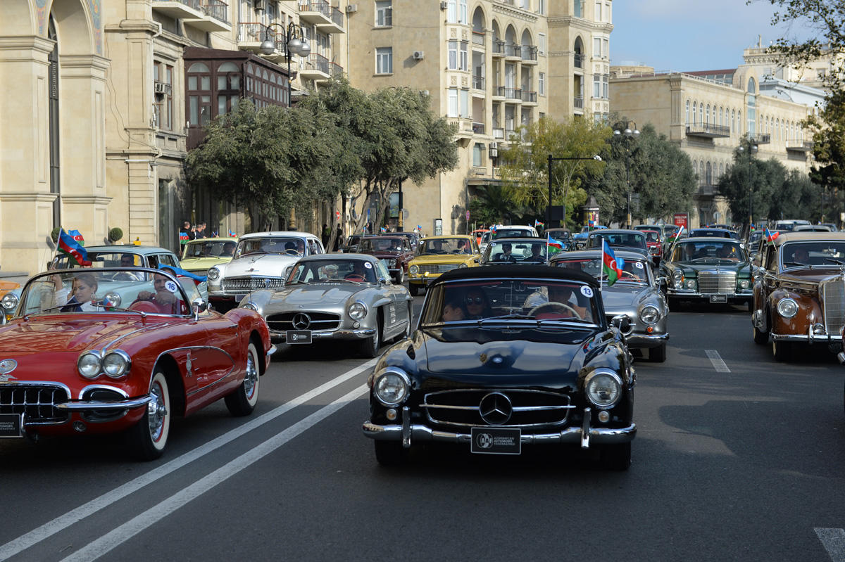 Арзу Алиева приняла участие в параде классических автомобилей, организованном Автомобильной  федерацией Азербайджана  (Фоторепортаж)