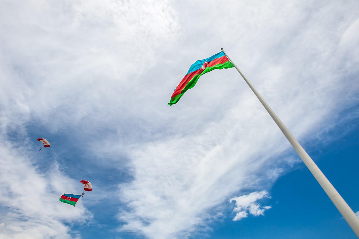 "Летающие над городом скайдайверы" совершили прыжок с флагом Азербайджана (ФОТО)