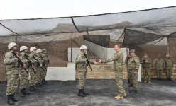 Cumhurbaşkanı Aliyev ön hatta komuta kontrol merkezinde inceleme yaptı