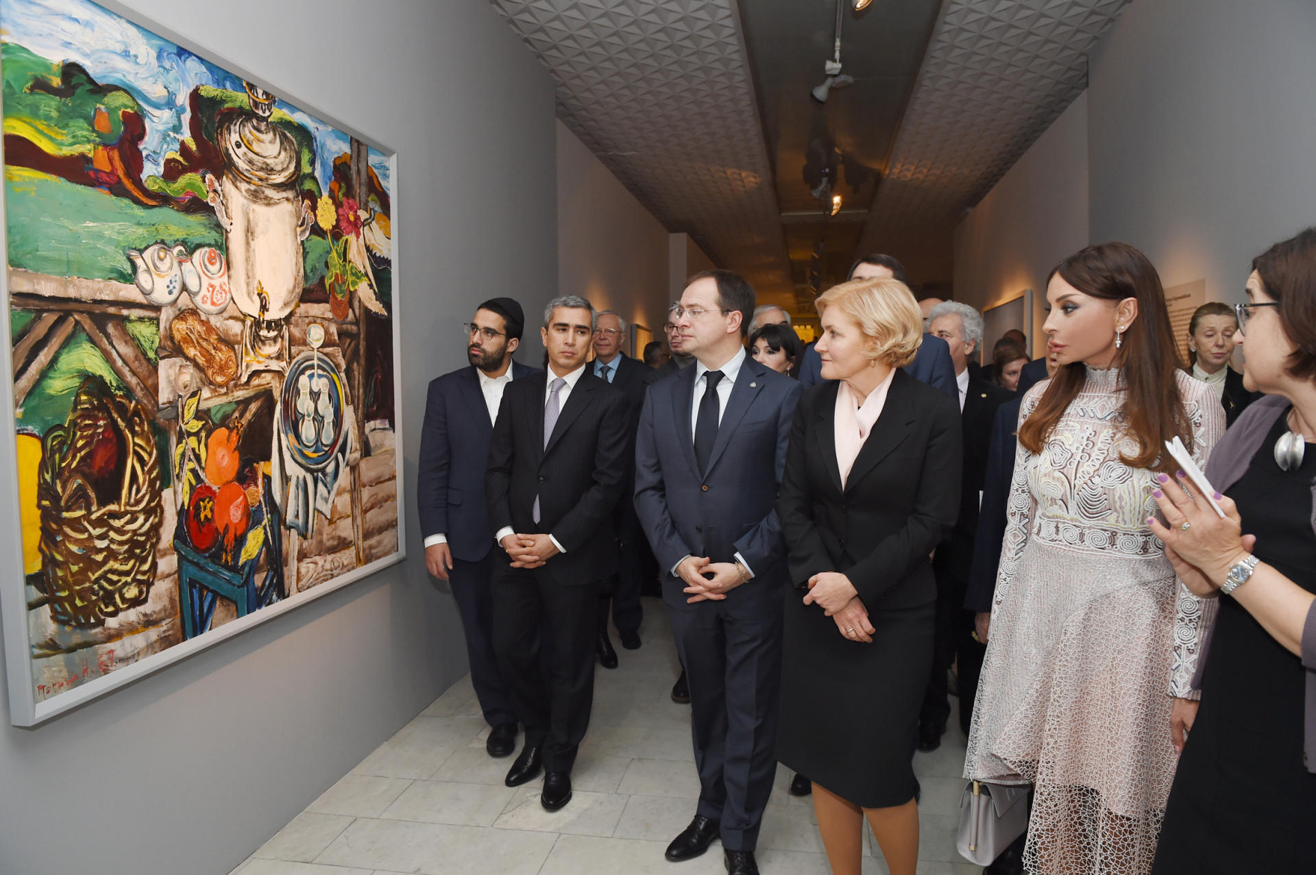 Первая леди Мехрибан Алиева приняла участие в открытии выставки «Созвездие Абшерона. Азербайджанские художники 1960-1980-х годов» в Москве (ФОТО)