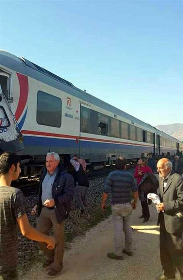 В Грузии пассажирский поезд столкнулся с грузовиком и сошел с рельсов