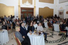 Робер Оссейн и Тюркан Шорай удостоены в Баку премии "Легенда Евразии" (ФОТО)