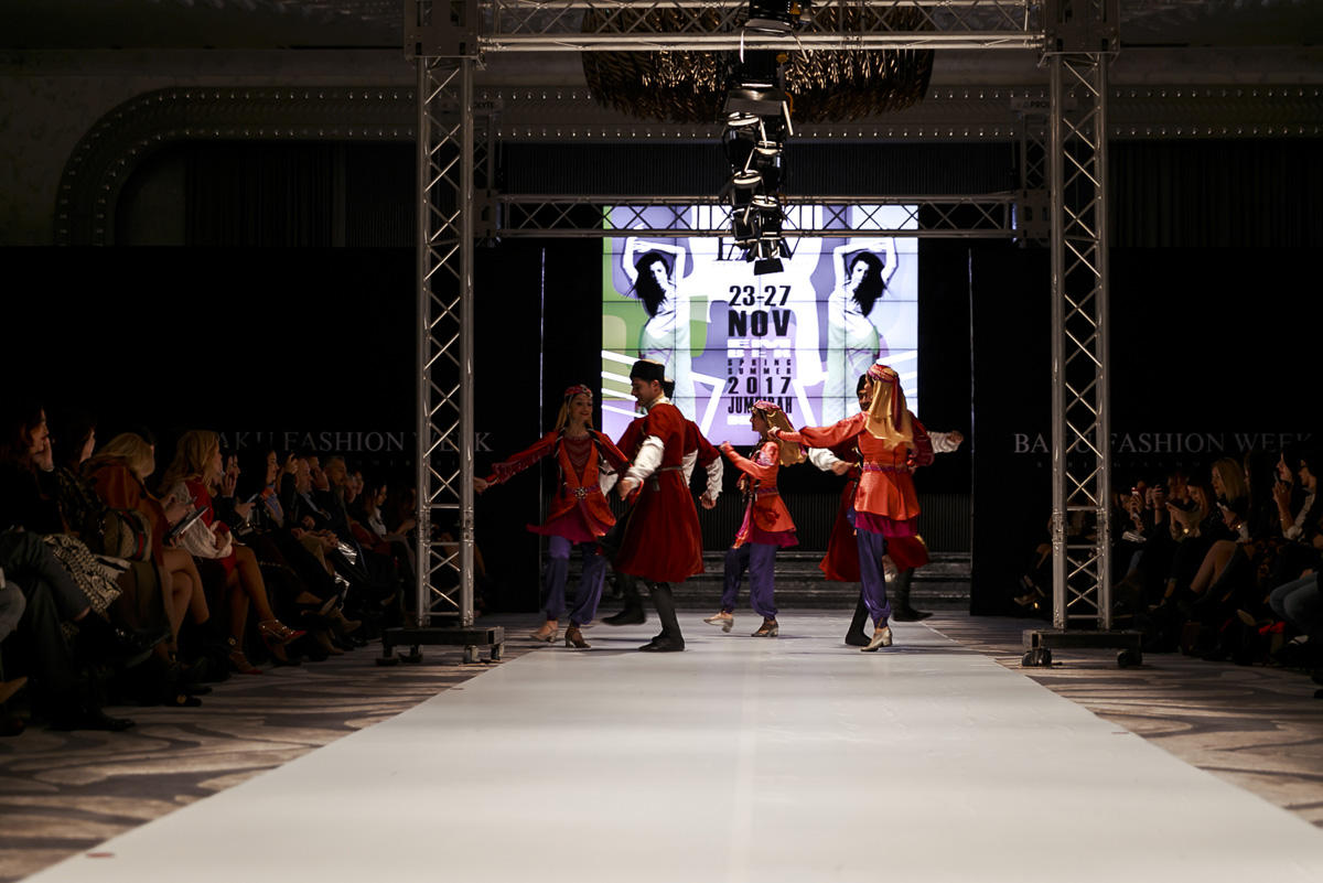 Открытие Baku Fashion Week: сказочная атмосфера и детские образы (ФОТО)
