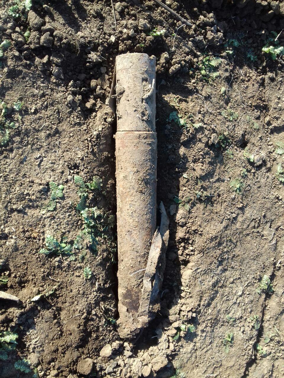 В Агдамском районе Азербайджана обнаружены осколки ракеты «Град» (ФОТО)