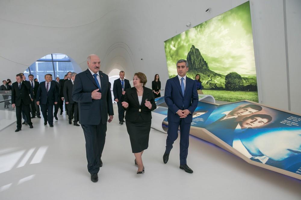 Александр Лукашенко посетил Центр Гейдара Алиева в Баку (ФОТО)