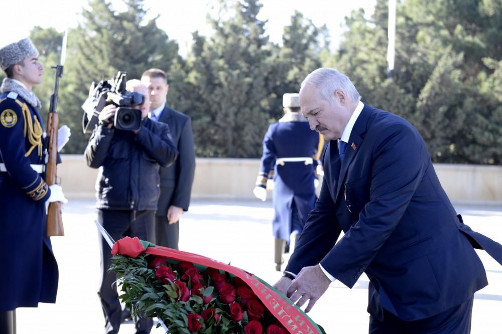 Президент Беларуси посетил в Баку Аллею почетного захоронения и Аллею шехидов (ФОТО)