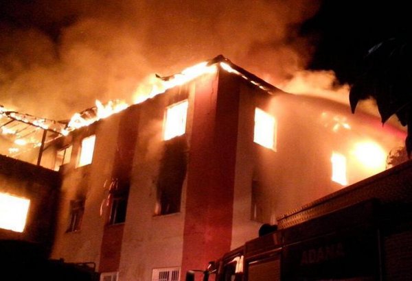 Adana'da özel öğrenci yurdunda yangın: 12 kişi hayatını kaybetti (Görüntü)