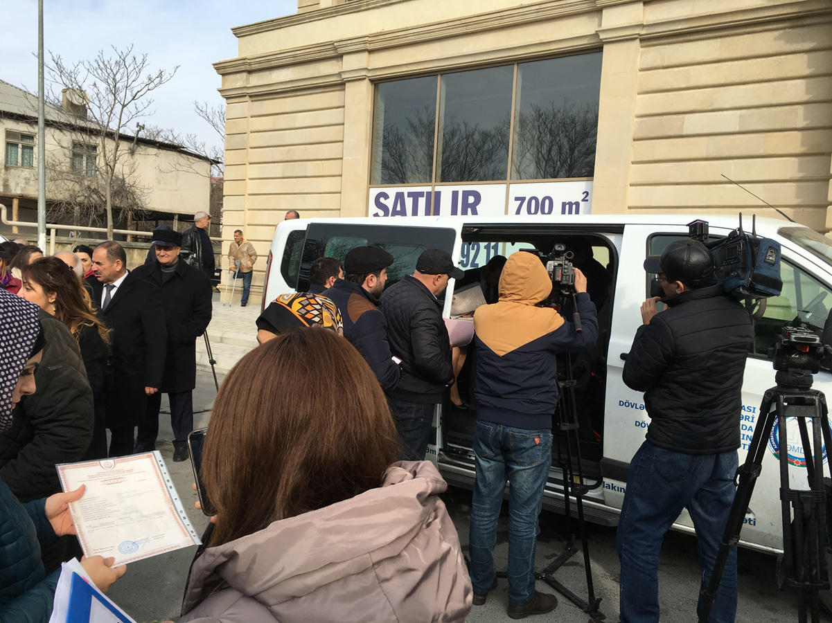 “Bakıkhanov Residence” sakinlərinə çıxarışlar verilib (FOTO)