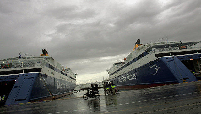 В Греции приостановили движение паромов из-за забастовки моряков