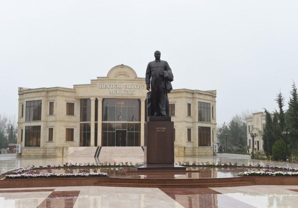 Президент Ильхам Алиев и его супруга прибыли в Зардабский район (ФОТО)