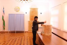 Uzbek citizens actively voting at polling station in Baku (PHOTO)